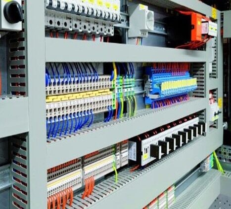 Elektrik Panosu Dizaynında Dikkat Edilmesi Gereken 10 Kritik Nokta: Tesisatınızın Sinir Merkezi