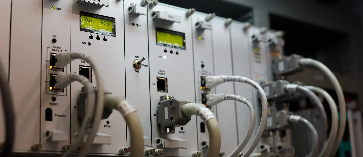 PLC Nedir? Endüstriyel Otomasyon İçin Kapsamlı Rehber
