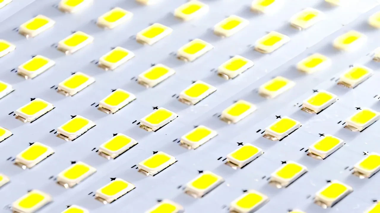 SMD LED Nedir? Endüstriyel ve Ticari Aydınlatmada Yüzey Montajlı LED Teknolojisinin Avantajları ve Uygulama Alanları