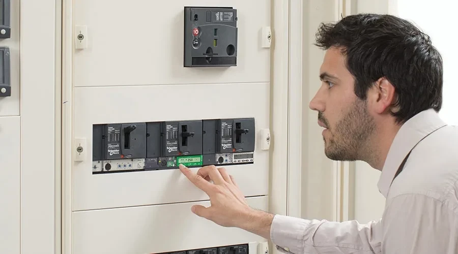 Schneider Electric ComPacT NSXm Serisi: Kompakt Güvenlik ve Enerji Verimliliği Anahtarı